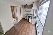 ～LDK～約10.5帖あります。窓から差し込む光がお部屋の雰囲気を明るくします。ソファーやダイニングテーブルを置いて家族の憩いの場としてゆっくり過ごすことができます。［2026年6月5日撮影］