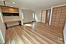 リビング/ダイニング：～LDK～約21帖あります。窓から差し込む光がお部屋の雰囲気を明るくします。ソファーやダイニングテーブルを置いて家族の憩いの場としてゆっくり過ごすことができます。［2026年7月13日撮影］