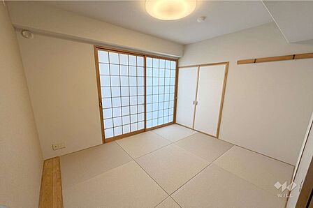 ～西側和室約5帖～LDKとつながっているため広さを感じることができます！お子様のお昼寝のスペースやお遊びスペース、客間としても重宝しそうです。［2026年7月28日撮影］
