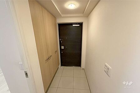 ～玄関～大容量のシューズボックスがございますので、ご家族全員の靴だけでなく、外出時に必要な物、お子様の外遊びグッズ等も収納でき、大変便利です。［2026年8月30日撮影］