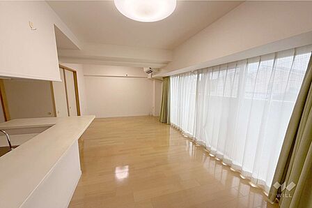 LDK約17.3帖あります。窓から差し込む光がお部屋の雰囲気を明るくします。ソファーやダイニングテーブルを置いて家族の憩いの場としてゆっくり過ごすことができます。［2026年8月30日撮影］