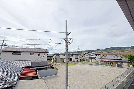 ～バルコニーからの眺め（北西方向）～周辺に高い建物がなく、日当たり・通風大変良好です。お洗濯物もよく乾きそうです！ガーデニングも楽しめそうです！［2026年8月16日撮影］