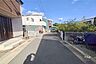 外観：～物件の南側前面道路（西側から）～この物件は阪急伊丹線「伊丹駅」からバス乗車約9分・徒歩10分、『伊丹市池尻6丁目』にある中古一戸建てです。［2026年10月1日撮影］