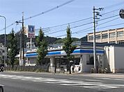 ローソン 国道西野店（326m）