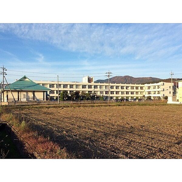 画像13:中学校「長浜市立浅井中学校まで1603ｍ」