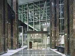 光あふれるタワーにふさわしく、2棟それぞれに開放感あふれるガラス張り4層吹抜のエントランスがデザインされています