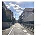 その他：エントランス側の前面道路です。幅員も広くまっすぐ伸びており、気持ちの良い通りです。