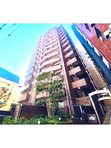 港区西麻布の洗練された街並みと外観