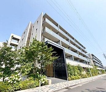 外観：緑に囲まれ、おちついた雰囲気が漂います。