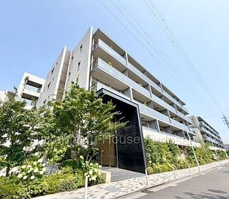 緑に囲まれ、おちついた雰囲気が漂います。