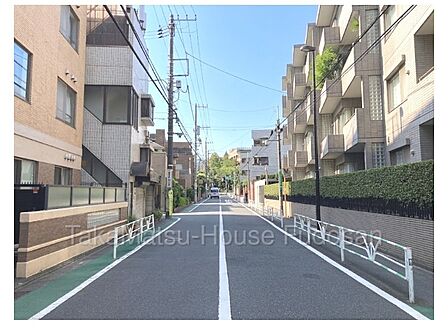 駐車場前の道路です。幅員が広い為お車の出し入れもしやすい道路です。