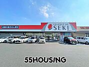 ドラッグストアセキ鴻巣免許センター前店 徒歩6分。 460m