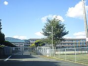 鳥栖市立麓小学校（845m）