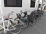 駐車場：マンション前に自転車が置いてあります。