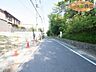 周辺：前面道路は広々としておりますので、お車の運転が苦手な方でも安心ですね。