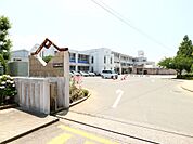 宗像市立赤間小学校（897m）