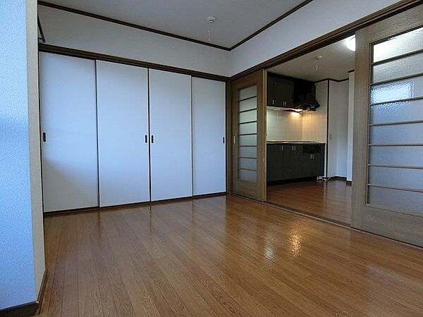 画像30:ダイニングにつながる洋室は扉を開けると開放的なお部屋になります。