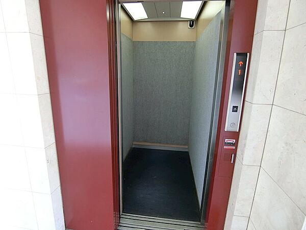 画像17:エレベーター完備で上階への移動も安心