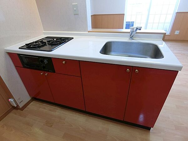 画像4:かっこいい雰囲気も感じる、赤色のキッチン台　同型タイプ