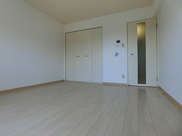 画像5:白を基調とした清潔感のある8帖の居室　同型タイプ
