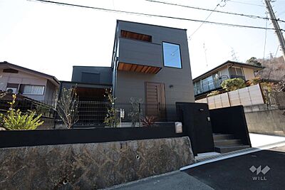 外観:物件の外観(東側から)です。阪急御影駅からバス約19分・徒歩7分にある、一戸建て。周辺は、六甲山系の山に囲まれた自然豊かな住環境が魅力のエリア。 外観:物件の外観(東側から)です。阪急御影駅からバス約19分・徒歩7分にある、一戸建て。周辺は、六甲山系の山に囲まれた自然豊かな住環境が魅力のエリア。