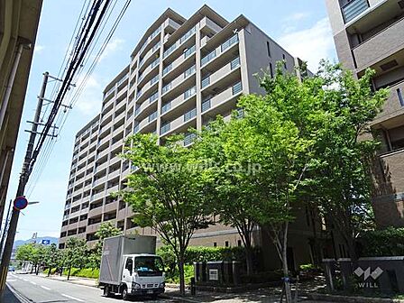 モンセーヌ住吉川公園1番館の外観（南東側から）です。阪神魚崎駅から徒歩7分にあるマンション。オートロックと宅配ボックス付きです！