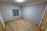 子供部屋：南東側洋室約6.1帖です。ゆとりある広さで、ウォークインクローゼットもあります。［2026年7月4日撮影］