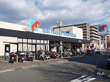 万代(春日野道店)の外観