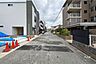 外観：物件の南側前面道路（西側から）です。［2026年8月13日撮影］