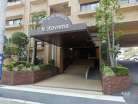 エントランスアプローチです。敷地の東側に位置します。