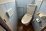 トイレ：トイレです。洗浄便座付きのレトロな印象があります。リフォームプランのご提案もさせていただきます！［2026年8月23日撮影］