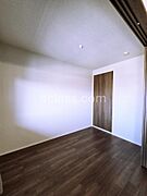 リビング横の洋室です。採光がしっかりとれていて、明るいお部屋です。