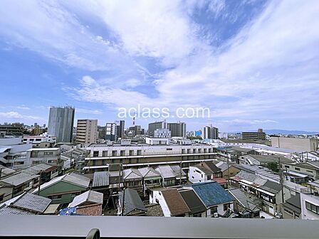 バルコニーからの眺望です!前面には高層の建物が少ないため、眺望・通風・採光に優れています◎