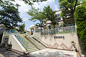 幼稚園・保育園「勝山愛和香里ケ丘幼稚園まで105ｍ」