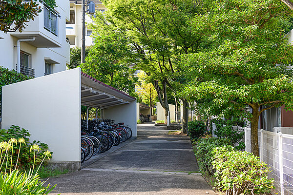 画像5:住棟の横にも自転車置き場があります。
