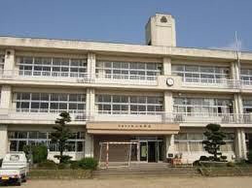 周辺：神戸市立丸山中学校（604m）