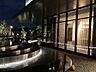 その他：夜の静寂に美しく映えるエントランスの佇まい。防犯面でも安心感があり、夜遅いご帰宅時でも家族を温かく安全に出迎えてくれます。