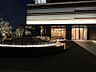 その他：温かな灯りに包まれる夜のエントランスです。昼間とは異なるラグジュアリーな雰囲気を演出し、一日の終わりにホッと安心感を与えてくれます。