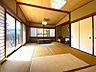 その他：二階左手の和室は12畳の広さがあり二面採光で明るい印象です。
