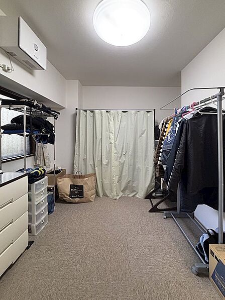 【洋室】別角度から撮影。