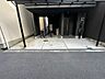 駐車場：駐車は1台可能です。ビルトイン＋テラス屋根が設置されており、屋外なのに天候の影響を受けにくいので、幅広い用途で利用できます。
