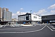 鹿児島駅【JR鹿児島駅】鹿児島市浜町にあるJR九州の駅。令和2年2月に建て替えをしている。周辺には上町ふれあい広場がある。市電鹿児島駅前電停が隣接している。 160m