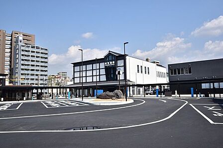鹿児島駅【JR鹿児島駅】鹿児島市浜町にあるJR九州の駅。令和2年2月に建て替えをしている。周辺には上町ふれあい広場がある。市電鹿児島駅前電停が隣接している。 160m