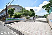 大明丘小学校【鹿児島市立大明丘小学校】は、大明丘1丁目に位置する1970年創立の小学校です。令和3年度の生徒数は397人で、19クラスあります。校訓は「心豊かで　つよく　かしこい子ども」です…