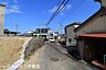 その他：【前面道路】東側前面道路。幅員約4mの前面道路です。車がすれ違うには厳しい道幅ですが、車はスピードを抑えて走行するので、お子様にも安全な道幅となっています。