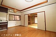 【リビング】リビングと和室が続き間になっており、襖を開けると開放感のある空間！