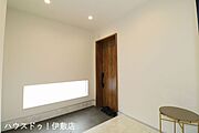 【玄関】明り取り窓がついており、明るい玄関です