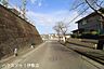 その他：【前面道路】北西側前面道路、北東方面。歩道付きの前面道路で小さなお子様にも安心です