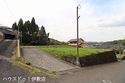 外観:【外観写真】・建物、駐車場、広々とした庭も設けられる広さ 外観:【外観写真】・建物、駐車場、広々とした庭も設けられる広さ