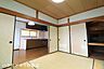 和室：【和室】和室からキッチンへスムーズに移動できるレイアウト。家事の合間にくつろいだり、多目的に活用できます。